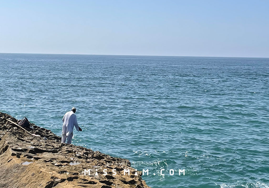 مرد ماهیگیر در ساحل دریابزرگ چابهار بلوچستان